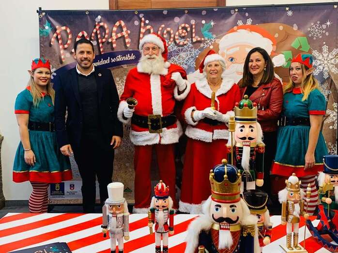 Papá y Mamá Noel, este martes en Telde preparando la gran visita del viernes (Foto TA)
